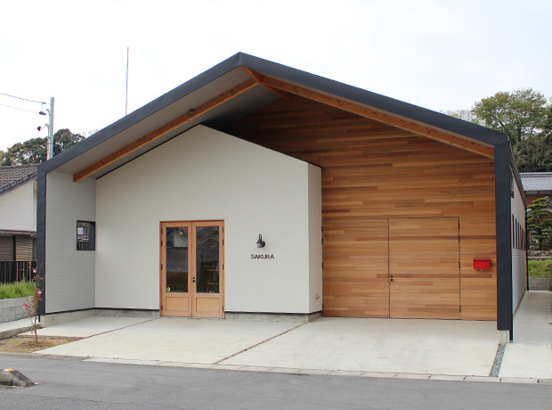 緑に囲まれた温泉地に立つ自社工場